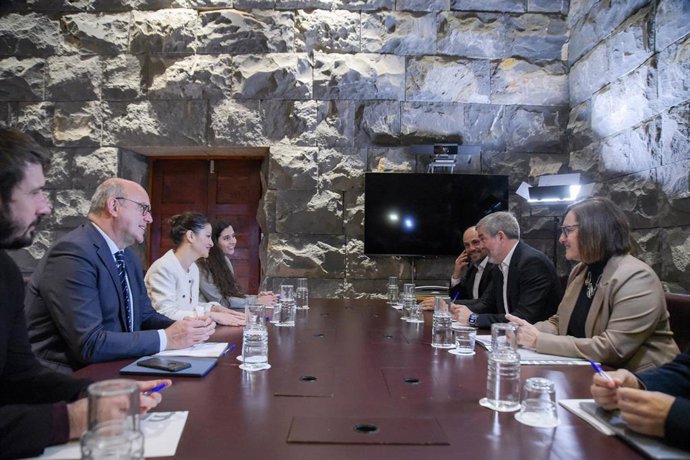 Archivo - El delegado del Gobierno en Canarias, Anselmo Pestana (2i), la ministra de Infancia y Juventud, Sira Rego (3i), el presidente del Gobierno de Canarias, Fernando Clavijo (2d), y la consejera de Bienestar Social, Igualdad, Juventud, Infancia y F