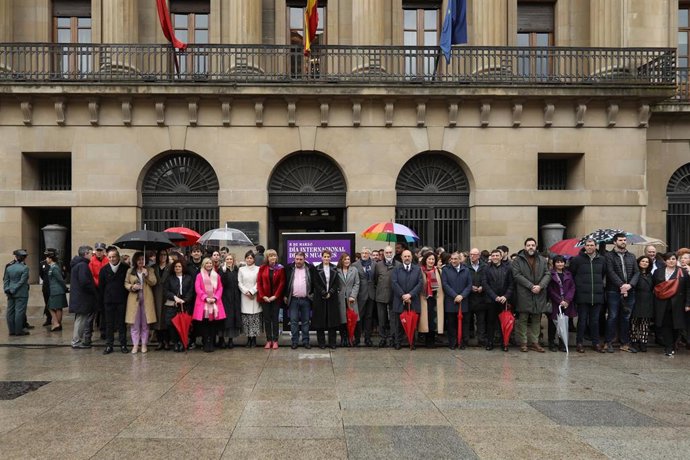 Concentración frente al Palacio de Navarra con motivo del 8M.