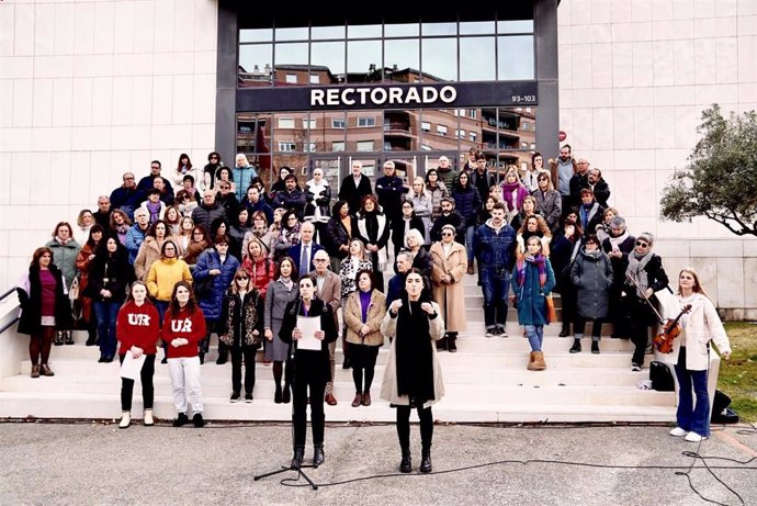 La plaza del Edificio de Rectorado ha acogido una concentración con motivo del Día Internacional de las Mujeres en la Universidad de La Rioja