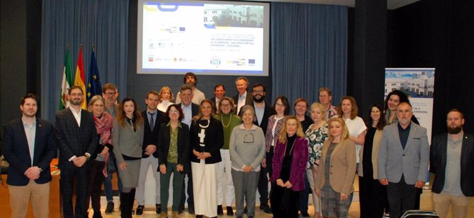 Foto de familia de participantes en el Congreso Internacional 'The Labour Market as a Consequence of Teleworking, Challenges for Full Integration (Telechain)' celebrado en la Facultad de Ciencias del Trabajo de la Universidad de Sevilla (US).