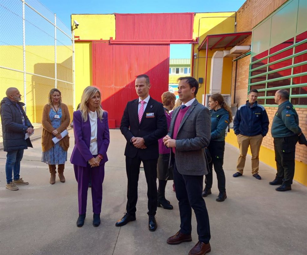 Autoridades en su visita al alumnado en régimen penitenciario de Huelva, que celebra el 8M.