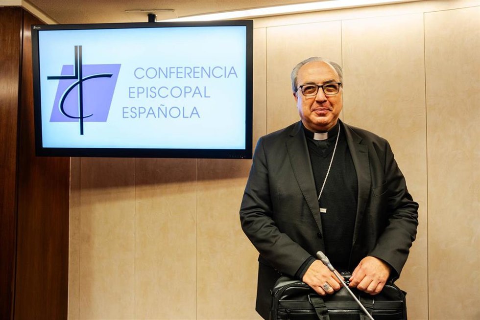 El secretario general de la CEE, el obispo Cesar García Magan