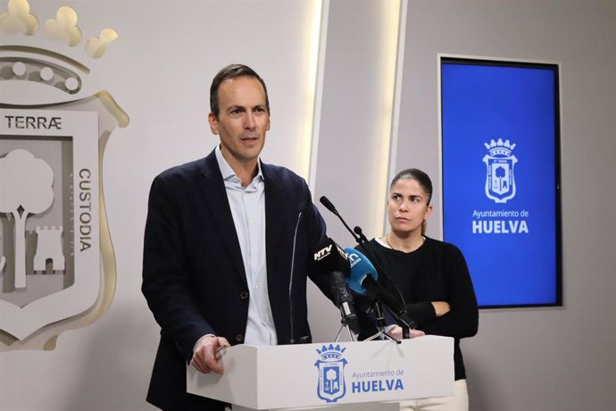 El segundo teniente de alcalde y concejal de Economía, Francisco Muñoz. Y la concejal de Deportes y presidenta de la empresa municipal Huelva Deporte, María de la o Rubio.