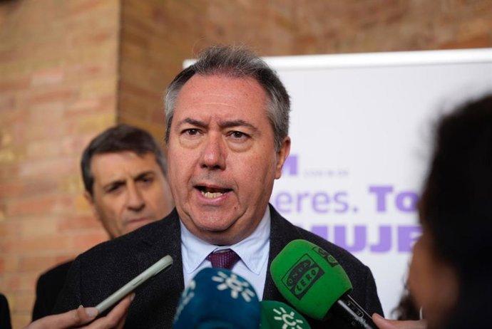 El secretario general del PSOE-A, Juan Espadas, atiende a los medios en Sevilla.