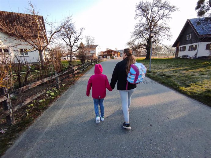 Archivo - Una niña ucraniana de ocho años se dirige con su madre a una escuela en Meiningen, Austria (archivo)