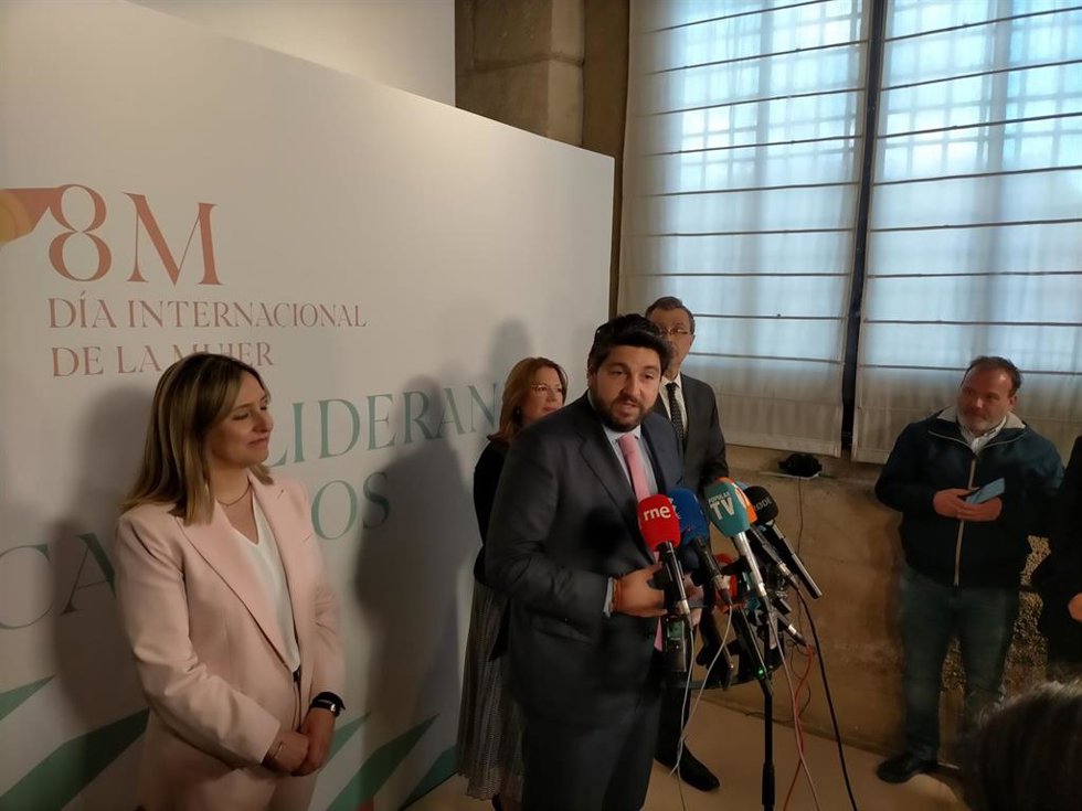 El presidente del Gobierno murciano, Fernando López Miras, en el contacto con los medios de comunicación