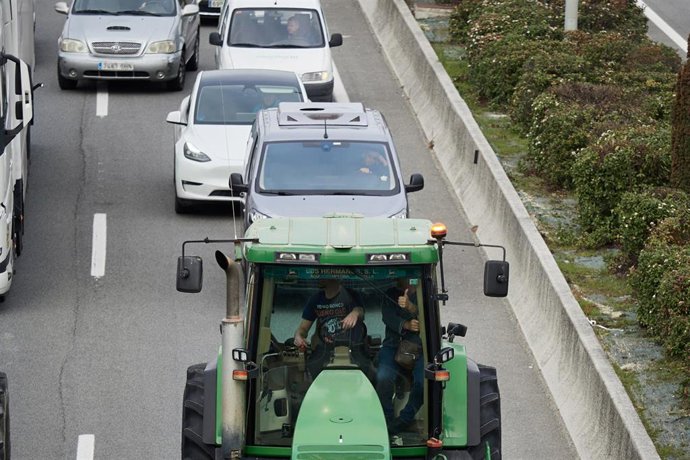 Archivo - Imagen de archivo de un tractor en una carretera navarra en el marco de las movilizaciones agrarias desarrolladas desde el 6 de febrero