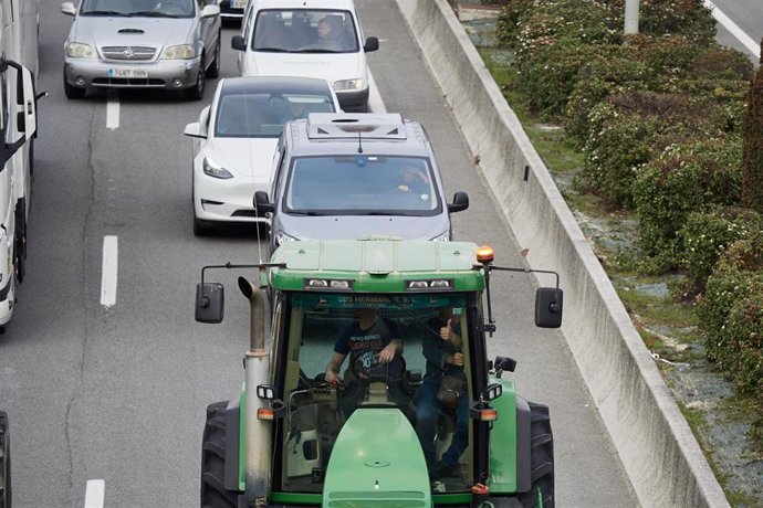 Archivo - Imagen de archivo de un tractor en una carretera navarra en el marco de las movilizaciones agrarias desarrolladas desde el 6 de febrero