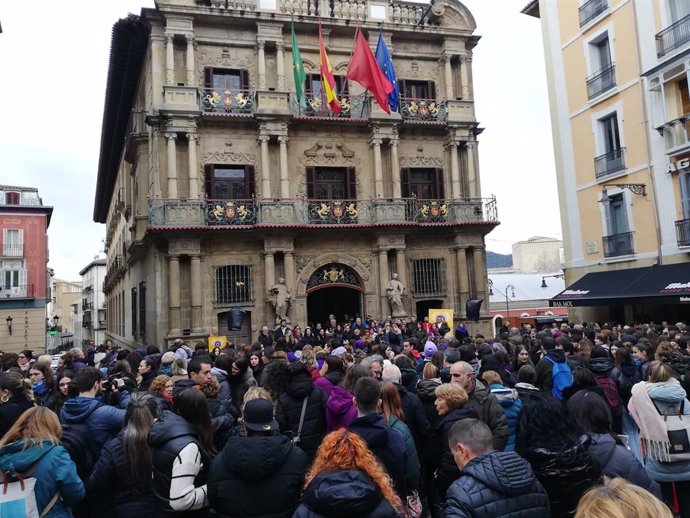 Concentración en la plaza Consistorial de Pamplona con motivo del 8M, Día Internacional de las Mujeres.