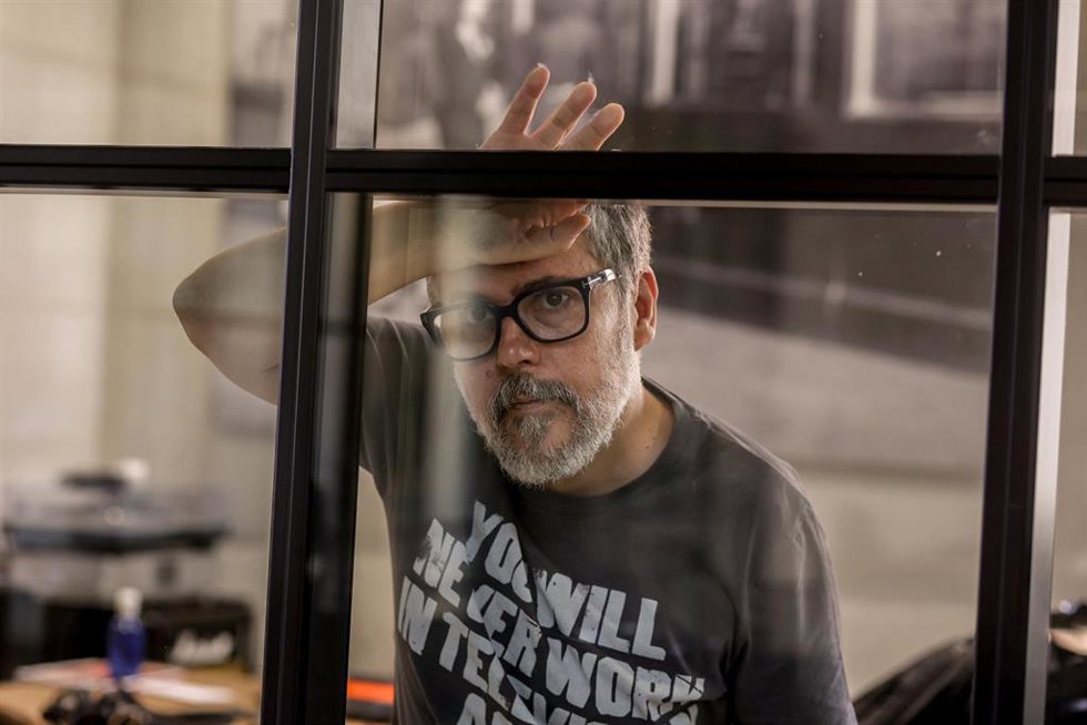 Archivo - El cantante Iván Ferreiro posa durante una entrevista para Europa Press con motivo del lanzamiento de su nuevo álbum 'La Trinchera pop', en la sede de Warner, a 9 de marzo de 2023, en Madrid (España).  La Trinchera pop es el sexto álbum de e