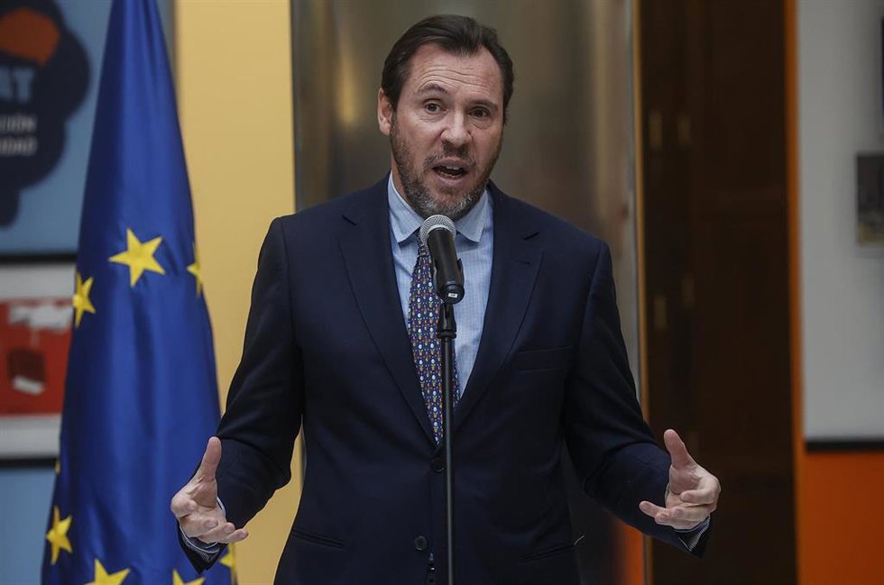 Archivo - El ministro de Transportes y Movilidad Sostenible, Óscar Puente, atiende a medios