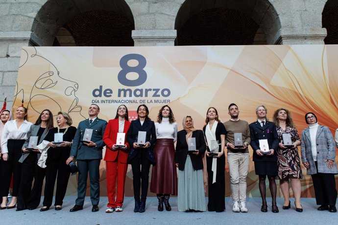 Foto familia de los premios con motivo del 8M en la sede del Gobierno de la Comunidad de Madrid