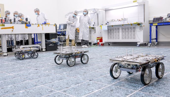 Ensayo del proyecto CADRE en una sala limpia del JPL