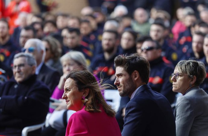 L'alcaldessa de Valncia, María José Catalá, junt amb el portaveu de l'equip de govern, Juan Carlos Caballero, durant els actes amb motiu de la festivitat del Cos de Bombers de la ciutat, en el Parc Central de Bombers.