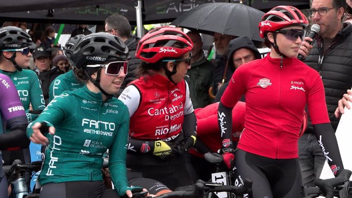 Ciclistas participan en La Vuelta a Extremadura femenina 2024