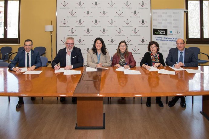 El galardonado con el Premio de AgroBank, Ignacio Álvaro; el director de Red de AgroBank, Carlos Seara; la directora de Innovación Sanfisk, Natalia Escursell; la vicedecana Universidad de Zaragoza,  Gloria Cuenca, y la vicedecana de la UdL, Olga Martín.