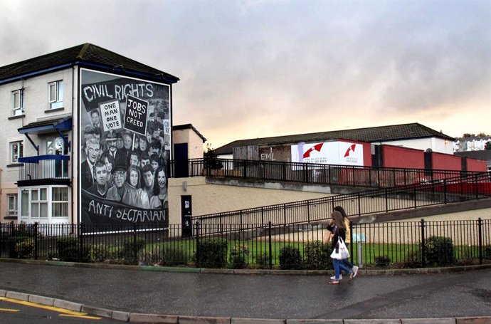 Archivo - Aug 19, 2011 - Derry, Ulster County, Northern Ireland - A mural called "Civil Rights" displayed on the side of an apartment complex in the Bogside area of Derry, Northern Ireland. This mural is part of a series called "The People's Gallery" by t