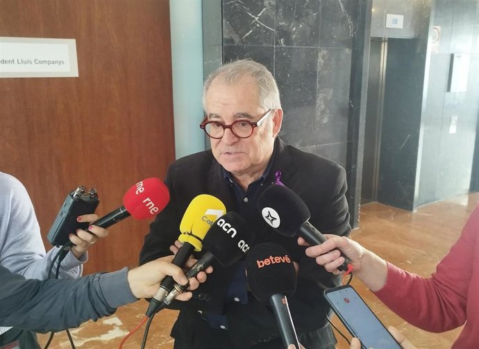 El teniente de alcalde de Economia de Barcelona, Jordi Valls, realiza declaraciones a la prensa.