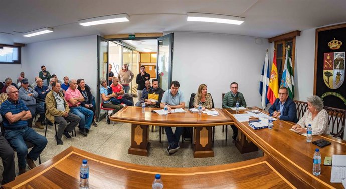 Reunión del consejero de Sector Primario del Cabildo de Tenerife con  la alcaldesa de Vilaflor, Agustina Beltrán, y agricultores del municipio de Vilaflor