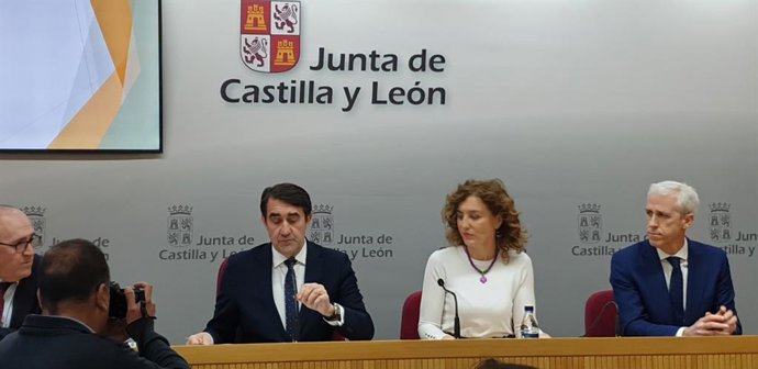 El consejero de Medio Ambiente, Vivienda y Ordenación del Territorio, Juan Carlos Suárez-Quiñones, en una rueda de prensa junto a la directora general de Vivienda, María Pardo, así como representantes de las doce entidades financieras del programa