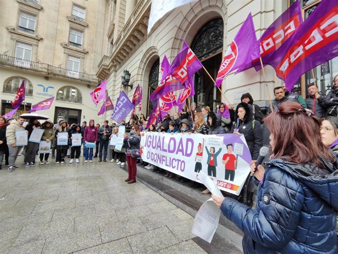 Concentración de los sindicatos UGT y CCOO Aragón en la plaza de España de Zaragoza por el 8M