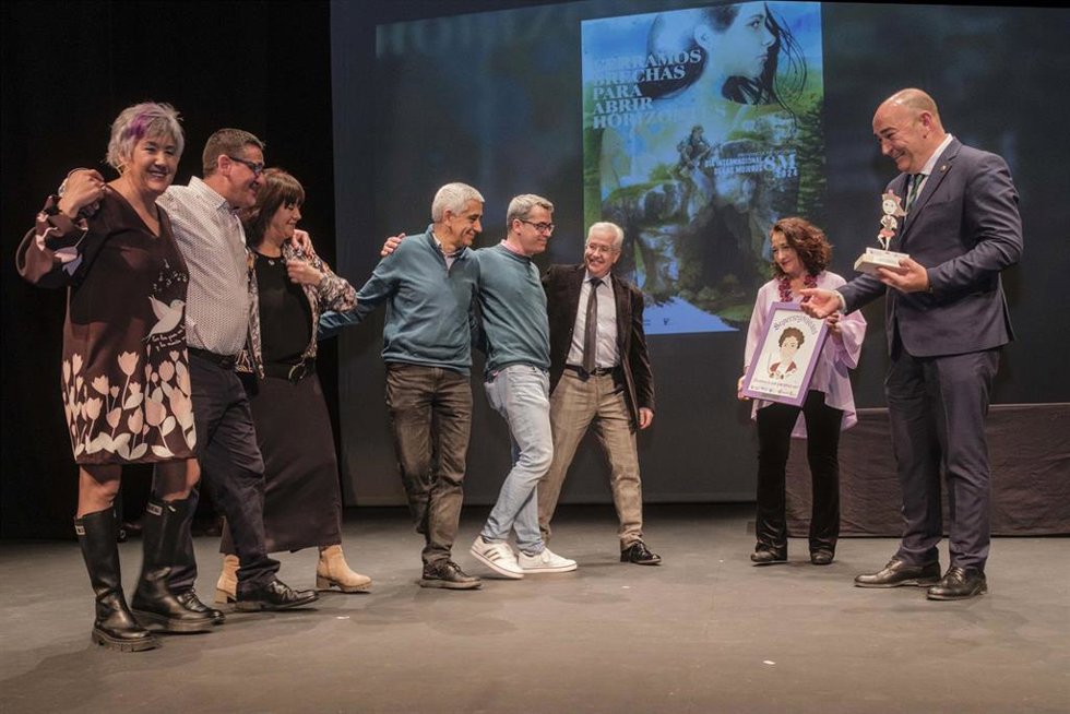 El presidente de la Diputación, Miguel Ángel de Vicente, y la diputada de Igualdad, Pilar Martín, con los seis hijos de la 'Supersegoviana', Julia Alonso.