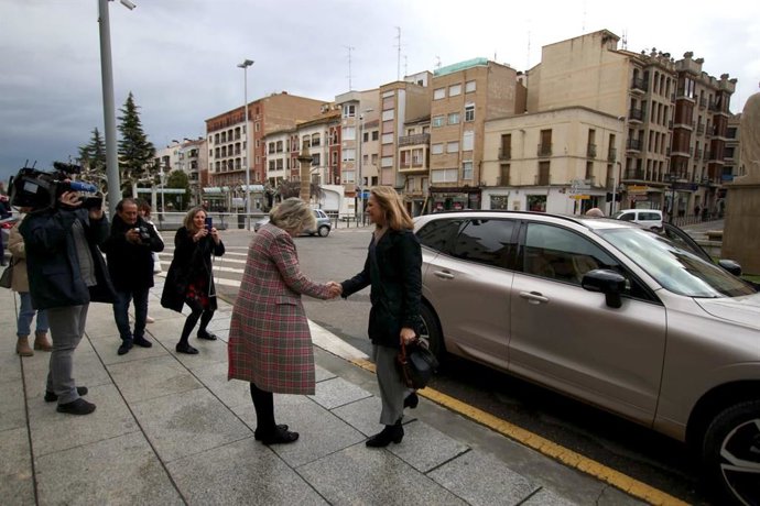 La Infanta Elena aprovecha su estancia en Calahorra para visitar una residencia de mayores y conocer a sus usuarios