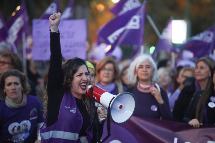 Archivo - Un chica con un megáfono durante la manifestación del 8M en Málaga, en imagen de archivo.