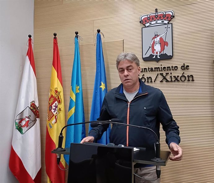 El concejal del Grupo Municipal Socialista del Ayuntamiento de Gijón, José Ramón Tuero, en rueda de prensa en el Consistorio gijonés.