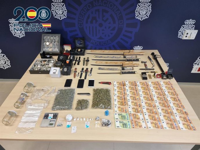 Droga y material incautado a un detenido de tráfico mediante el método de la 'telecoca'