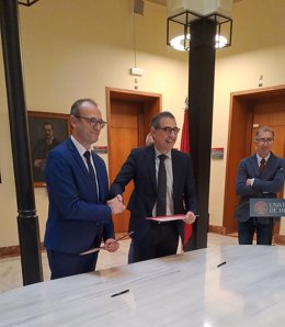 El consejero de Educación, Formación Profesional y Empleo, Víctor Marín, y el rector de la UMU, José Luján, tras la firma de un convenio para reconvertir el Centro de Atención a la Infancia (CAI) de la UMU en una Escuela de Educación Infantil