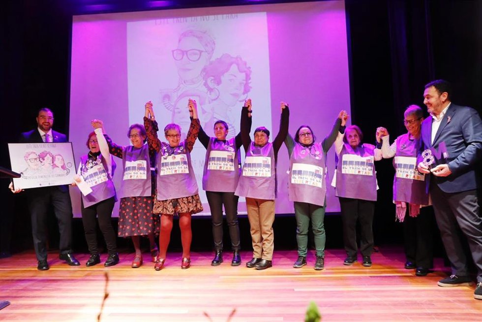 El presidente del Principado, Adrián Barbón, y el alcalde de Laviana, Julio García, entregan el reconocimiento a las asociaciones promotoras del Tren de la Libertad:Tertulia Feminista Les Comadres de Gijón, y Mujeres por la Igualdad de Barredos (Laviana)