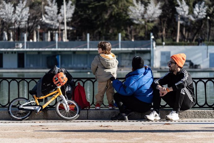 Archivo - Varios niños juegan con sus juguetes, en el Parque de El Retiro, a 6 de enero de 2024, en Madrid (España). Los españoles han gastado un 36% más en compras de Navidad este año que en 2022, con un gasto medio de 410 euros, según datos de Milanunci