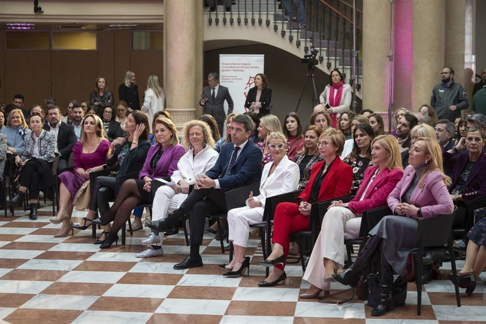 La vicepresidenta segunda y consellera de Servicios Sociales, Igualdad y Vivienda, Susana Camarero (3i), la escritora Paloma Durán (4i), el president de la Generalitat valenciana, Carlos Mazón (c).