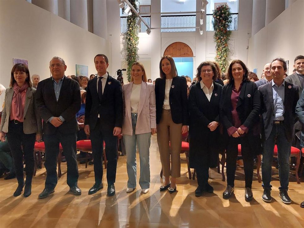 La presidenta del Govern, Marga Prohens, junto al presidente del Consell de Mallorca, Lloren Galmés, entre otras autoridades en el acto de lectura del manifiesto con motivo del Día Internacional de la Mujer