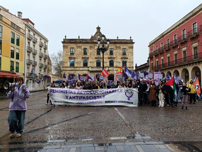 Marcha estudiantil en Gijón, con motivo del 8M.