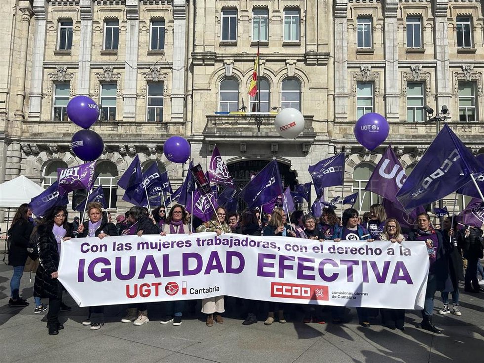 Encuentro informativo de las organizaciones sindicales por el 8M en la Plaza del Ayuntamiento.