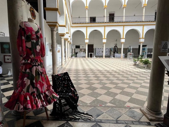 Obras donadas y ya montadas en el claustro del convento de San Leandro en Sevilla para la exposición 'De Corazón'.