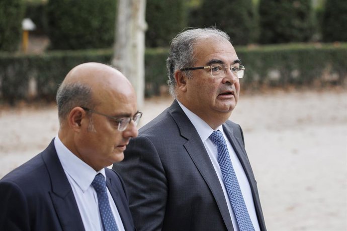 Archivo - El expresidente del Banco Popular Ángel Ron (d) y su abogado José Antonio Choclán (i) a su llegada a un juicio en la sede de la Audiencia Nacional, a 19 de octubre de 2022, en Madrid (España). 