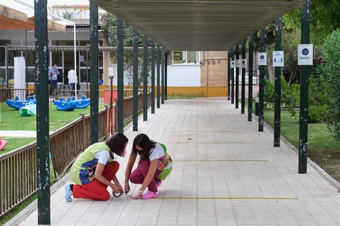 Archivo - Trabajadores del colegio público de N Señora del Rocío. Imagen de archivo.