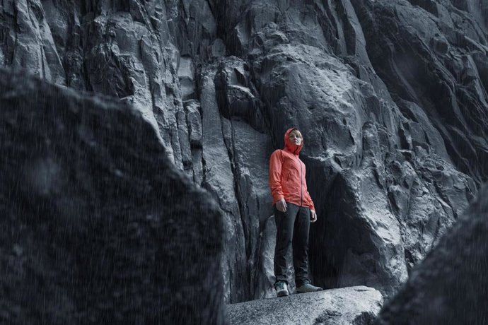 Archivo - The North Face presenta su colección para afrontar la lluvia en la montaña.