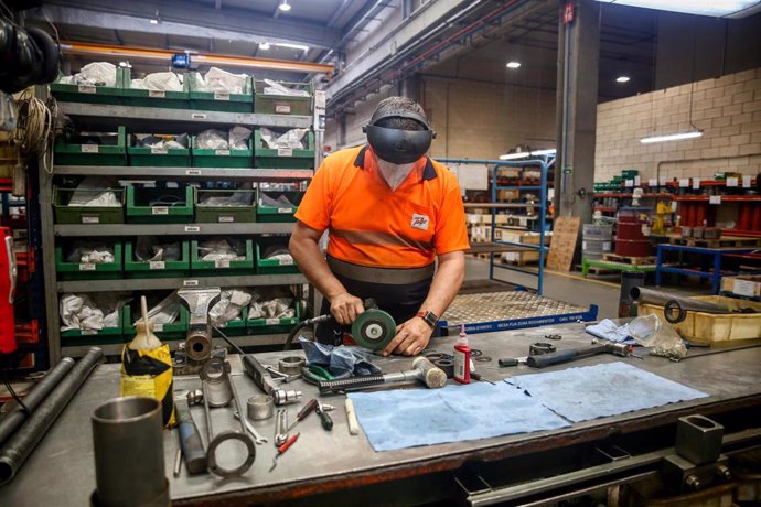 Archivo - Un trabajador en la Factoría de Talgo, a 9 de julio de 2021, en Las Rozas, Madrid