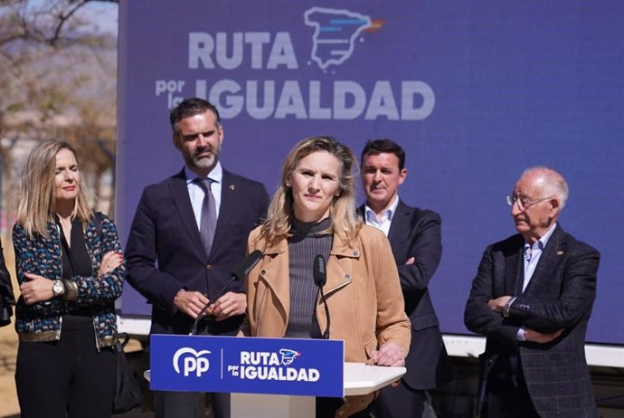 La vicesecretaria de Desarrollo Sostenible del PP, Paloma Martín, durante un acto de la 'Ruta por la igualdad' en Roquetas de Mar (Almería).