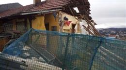 El derrumbe parcial de una casa en ruinas obliga a los bomberos de Vigo a precintarla y a desalojar a su propietario.