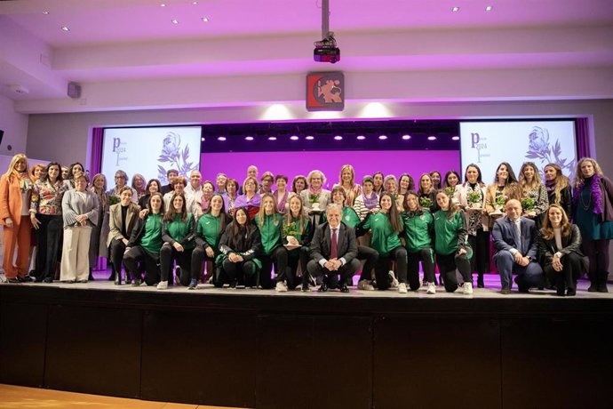 El presidente de la Diputación de Córdoba, Salvador Fuentes (centro), en la foto de familia con motivo del acto de entrega de los premios 'Córdoba en Igualdad'.
