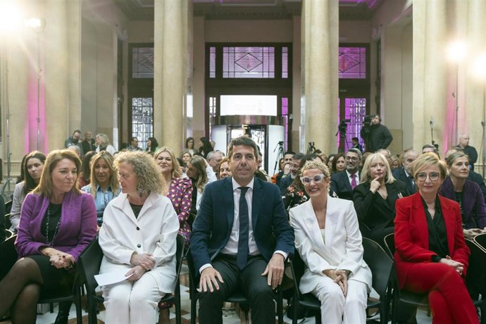 (I-D) La vicepresidenta segunda y consellera de Servicios Sociales, Igualdad y Vivienda, Susana Camarero, la escritora Paloma Durán, el president de la Generalitat valenciana, Carlos Mazón, la vicepresidenta de Pikolinos, Rosana Perán, y la escritora Is