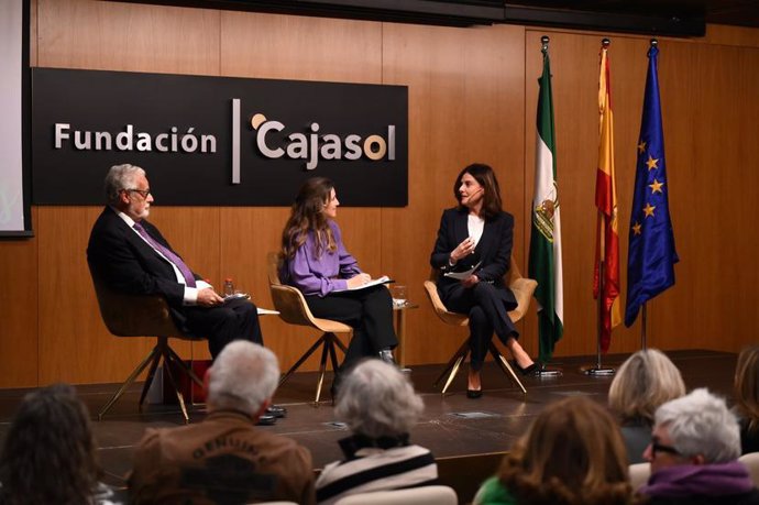 El Defensor del Pueblo Andaluz, Jesús Maeztu, y la profesora titular de Derecho Romano en la Universidad de Córdoba Carmen Jiménez Salcedo, en un diálogo sobre el papel de la Defensoría en la garantía y protección del derecho a la igualdad de género