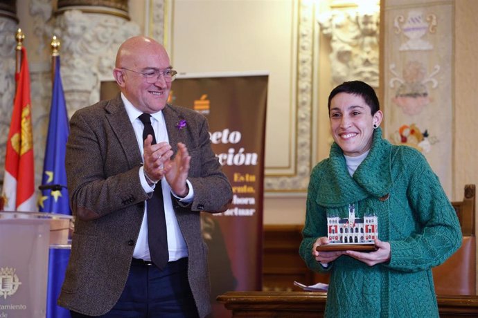 El alcalde de Valladolid, Jesús Julio Carnero, y la boxeadora Isa Rivero.