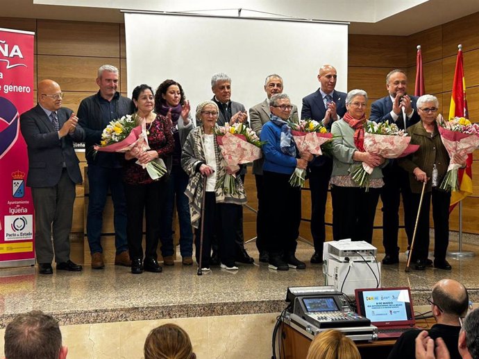 Representantes de las instituciones que han participado en el acto del 8 de Marzo, junto con las mujeres mineras homenajeadas