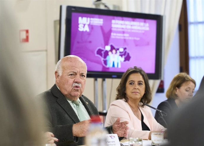 El presidente del Parlamento andaluz, Jesús Aguirre, inaugura el III Foro Mujeres de la Sanidad en Andalucía.